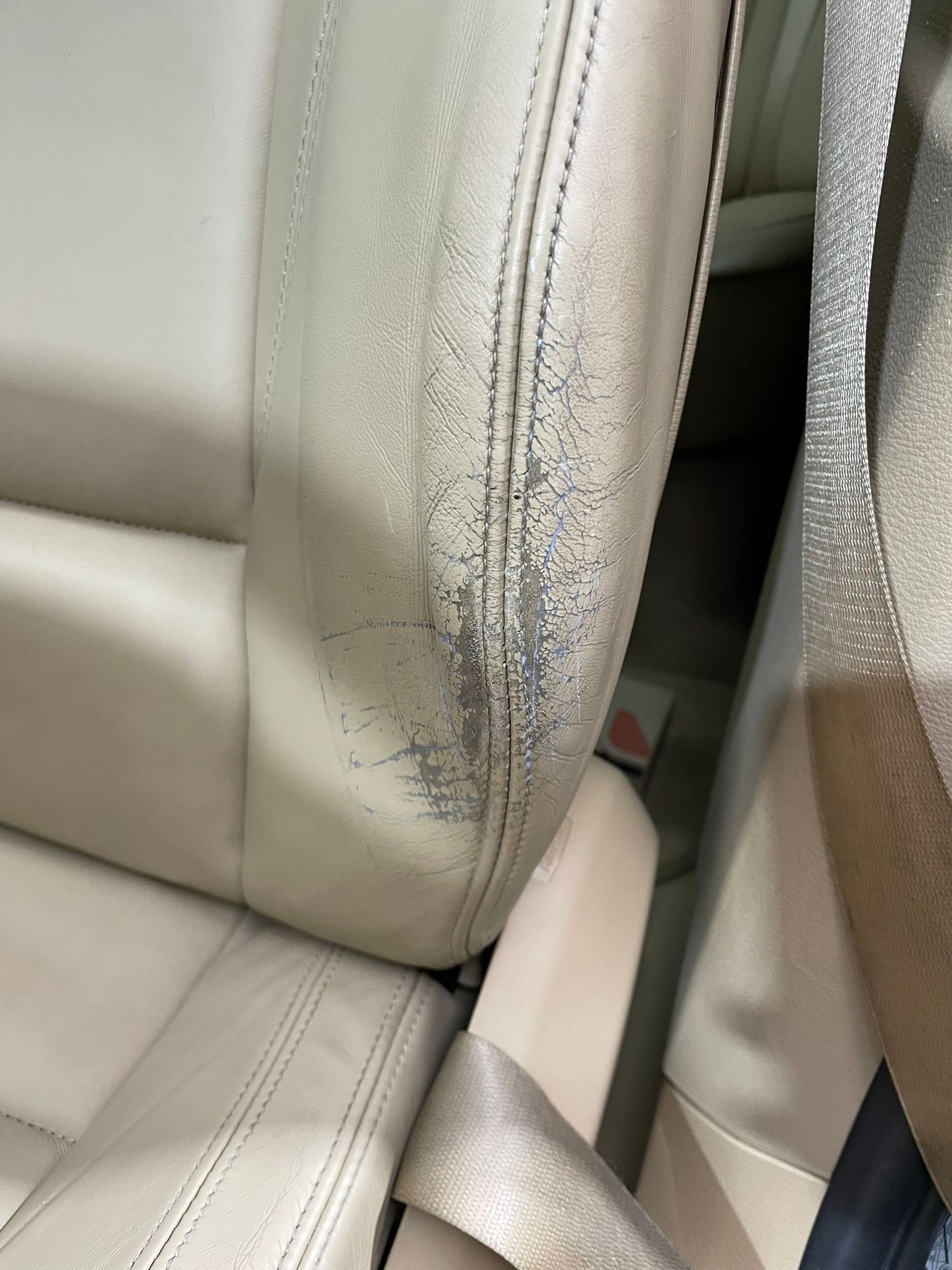versleten wang van een auto stoel