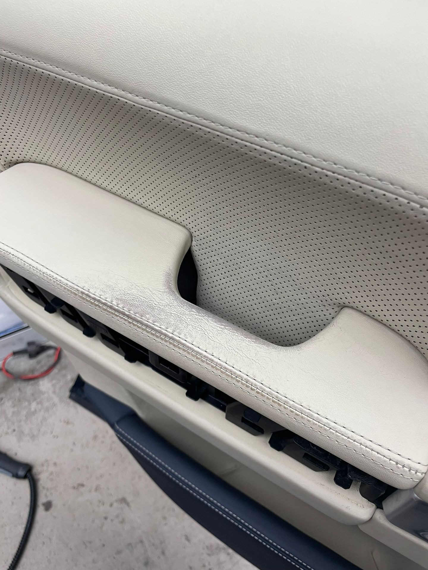 versleten deurpaneel van een auto