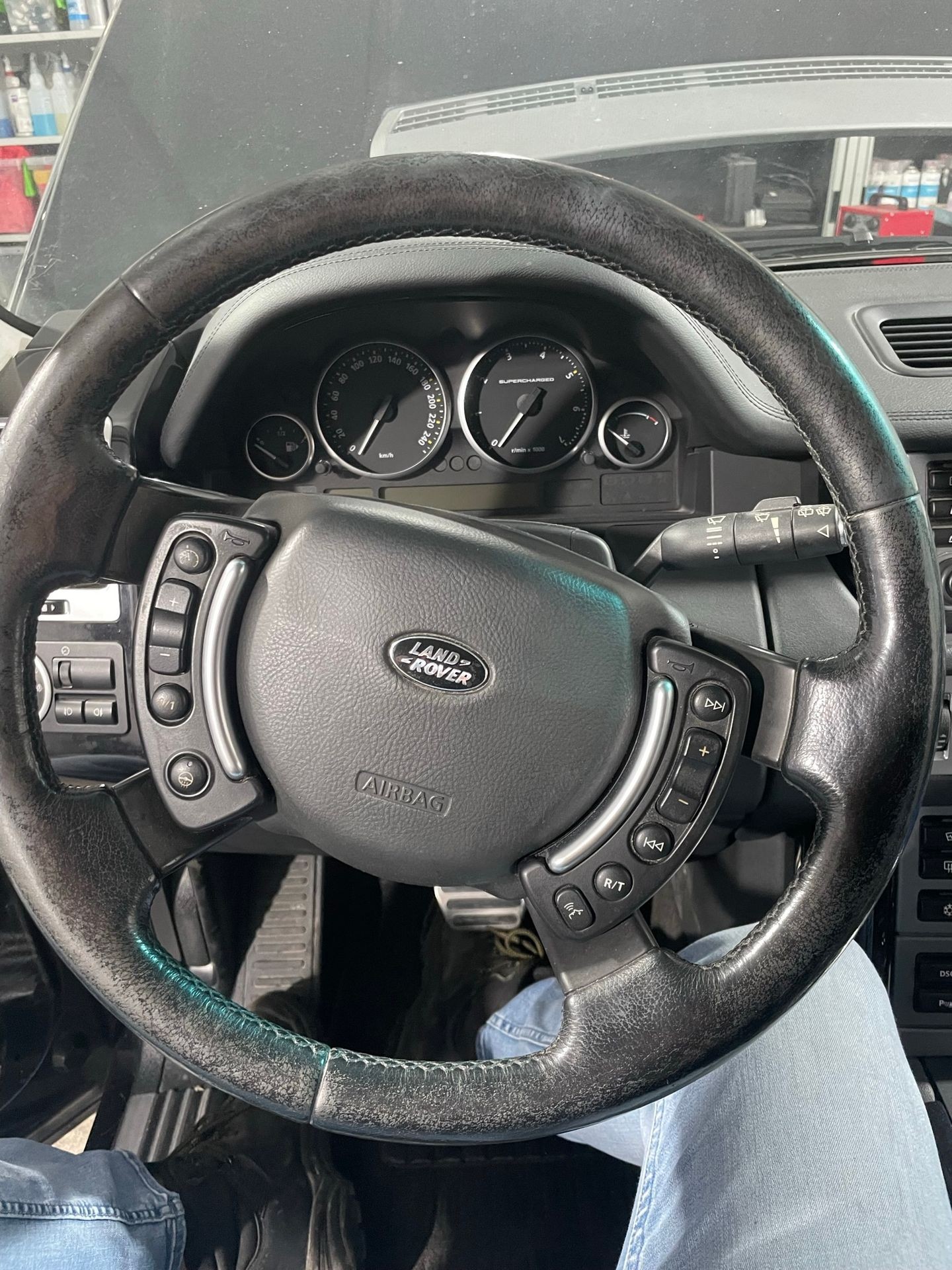 versleten stuurwiel van een auto